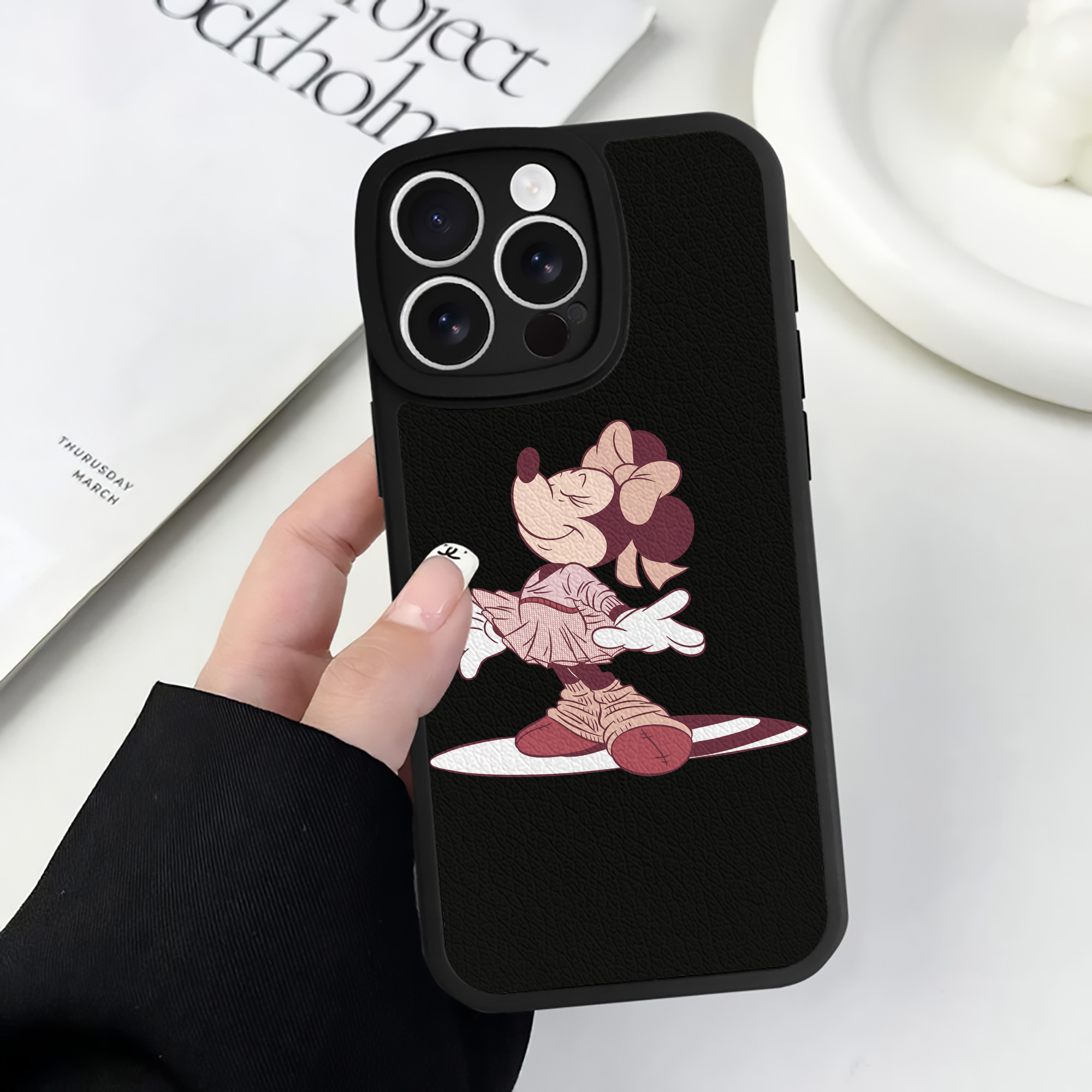 （画像用） ミッキーマウス Mickey Mouse 【iPhone 16シリーズ対応】シリコンスマホケース（レザー調） 材質：シリコン